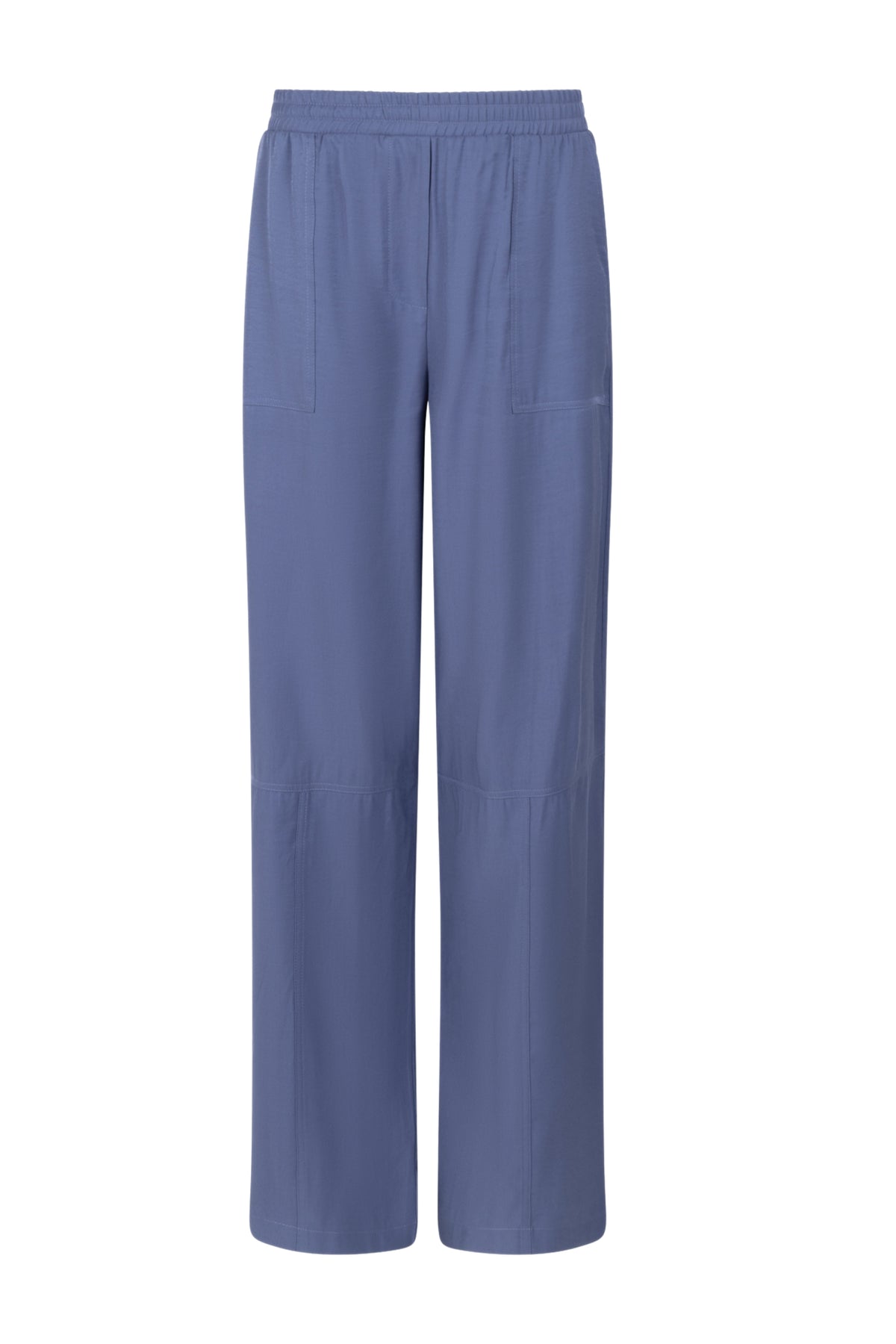 Blauwe broek Telma van Zoso, getoond in een natuurlijke pose, met een comfortabele pasvorm en modieuze uitstraling.