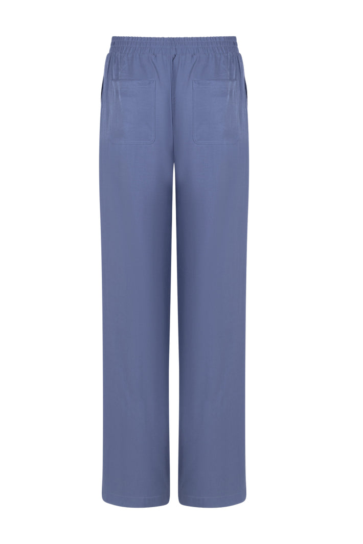 Blauwe broek Telma Blue 261 van Zoso, close-up van de stof en pasvorm, geschikt voor casual en stijlvolle outfits.
