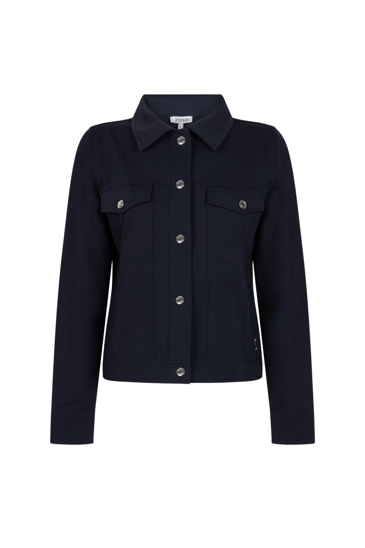 Zoso Veronica Navy jas met capuchon en rits, model Monique, getoond in een winkelomgeving.