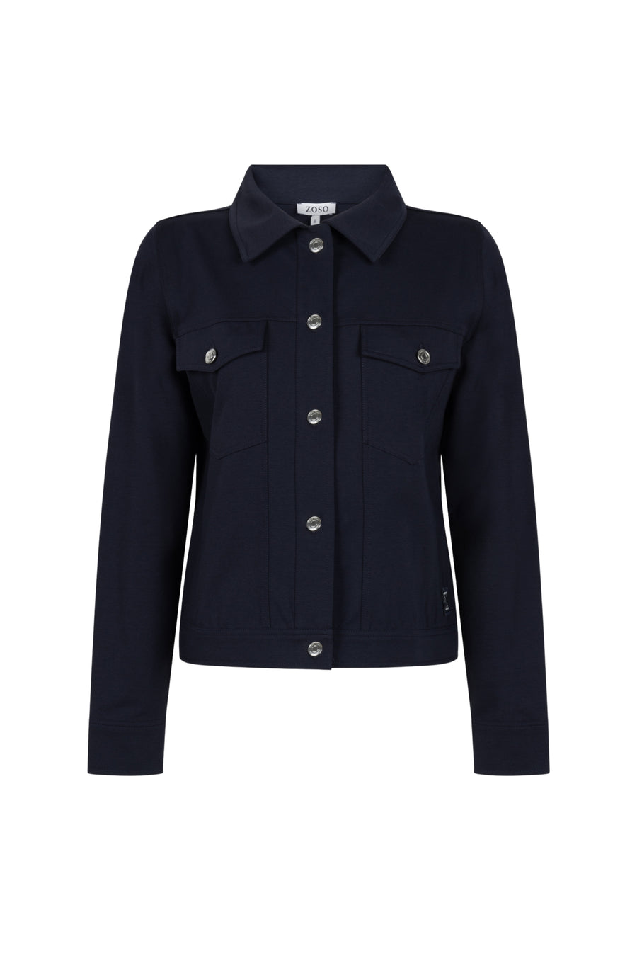 Zoso Veronica Navy jas met capuchon en rits, model Monique, getoond in een winkelomgeving.