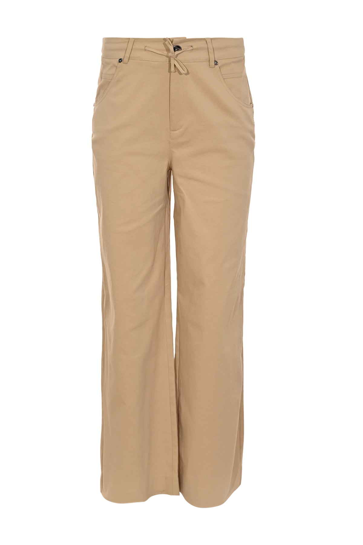 Lichtbruine broek Shay Sand van Maicazz & Zizo, zachte stof en elegante pasvorm, gedragen door een model.