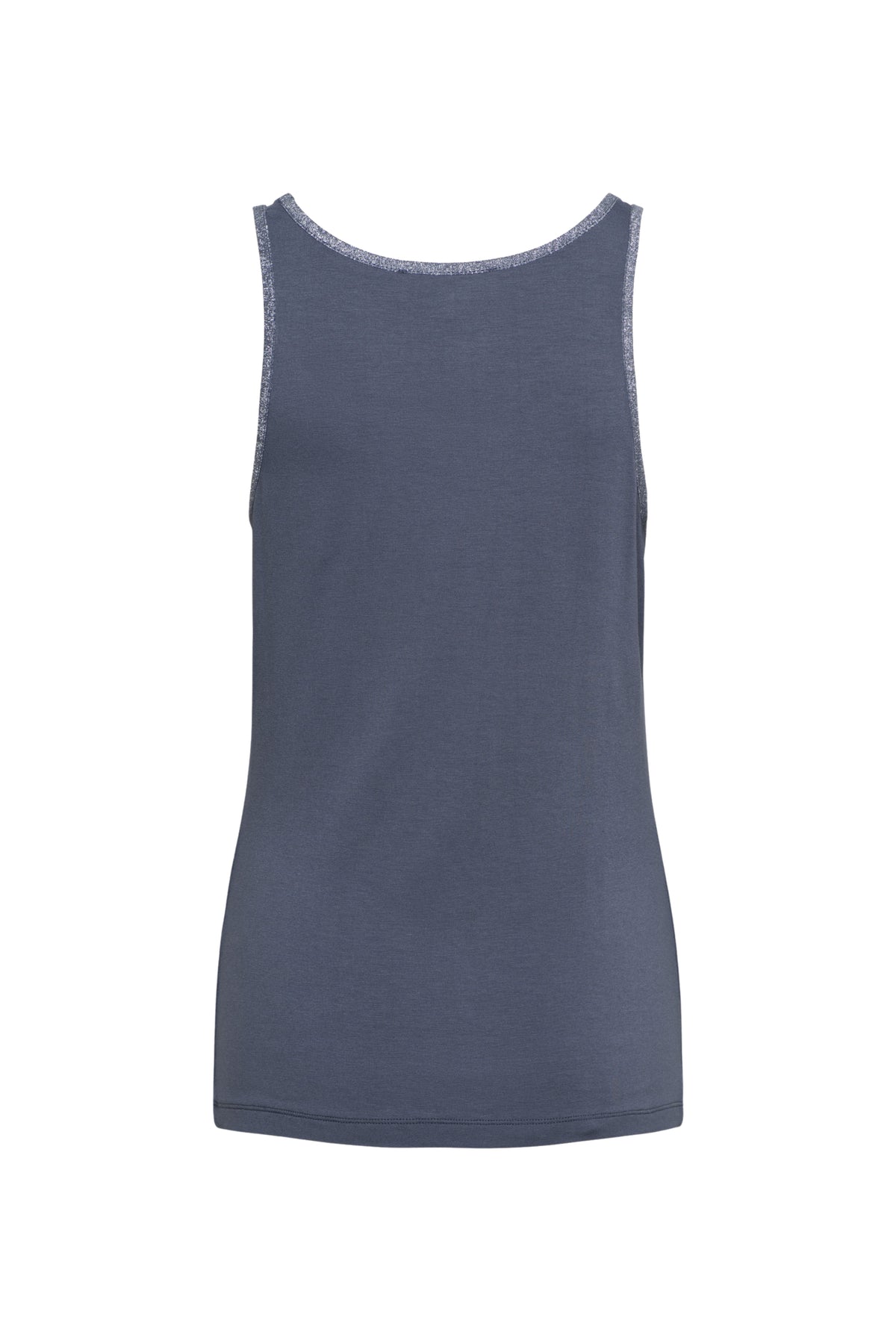 Zwart singlet van &Co woman met donkergrijze kleur, strak model, gedragen door Monique, close-up van de stof en pasvorm.