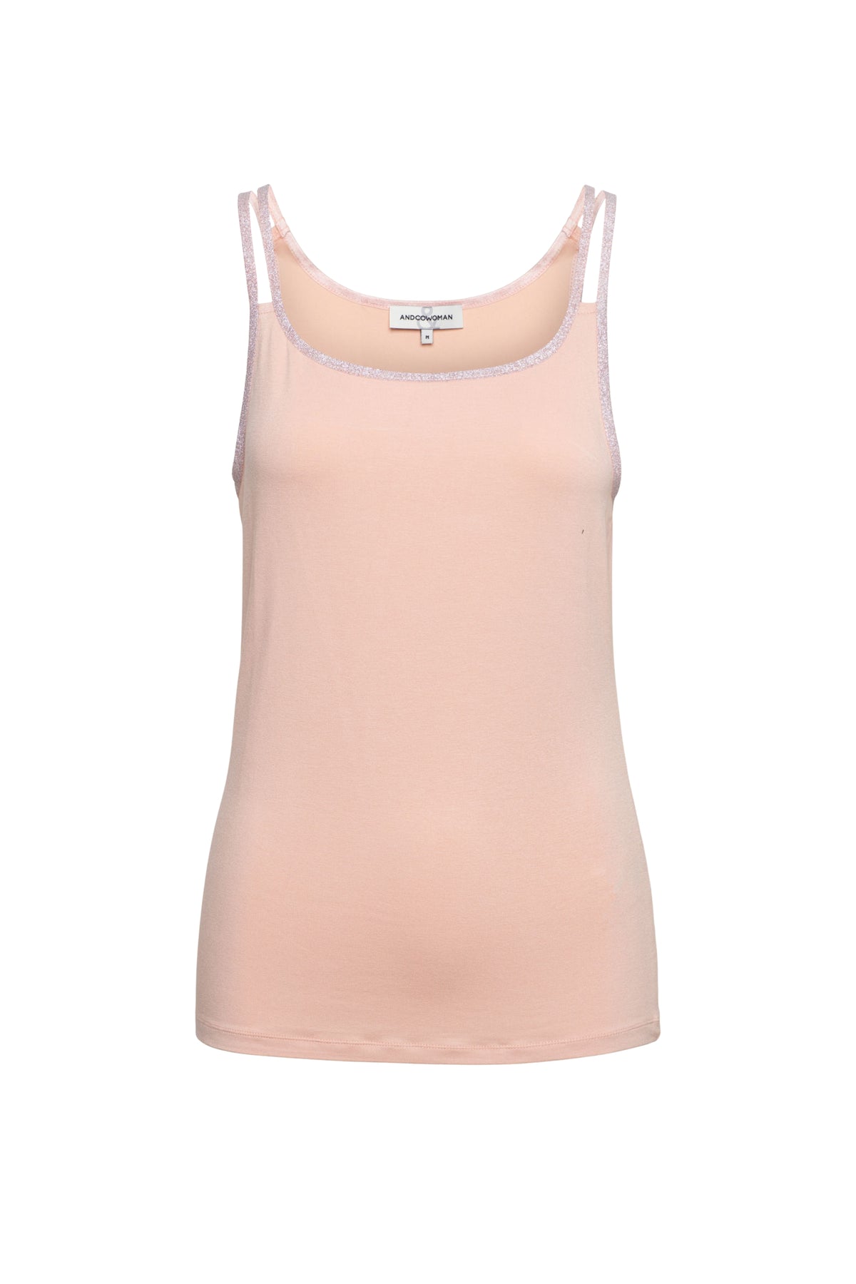 Roze &Co Woman Singlet Selly Powder SG112, lichtgewicht en comfortabel topstuk, gedragen door een model, voor casual en sportief gebruik.