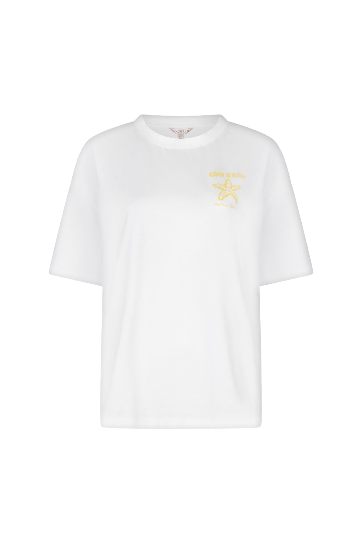 Lichtgele EsQualo T-shirt met sterprint en offwhite details, gedragen door Monique, zichtbaar in de webshop afbeelding.
