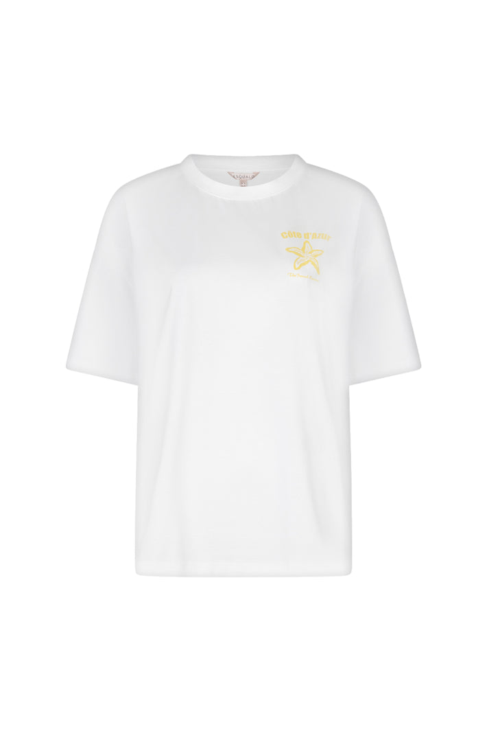 Lichtgele EsQualo T-shirt met sterprint en offwhite details, gedragen door Monique, zichtbaar in de webshop afbeelding.