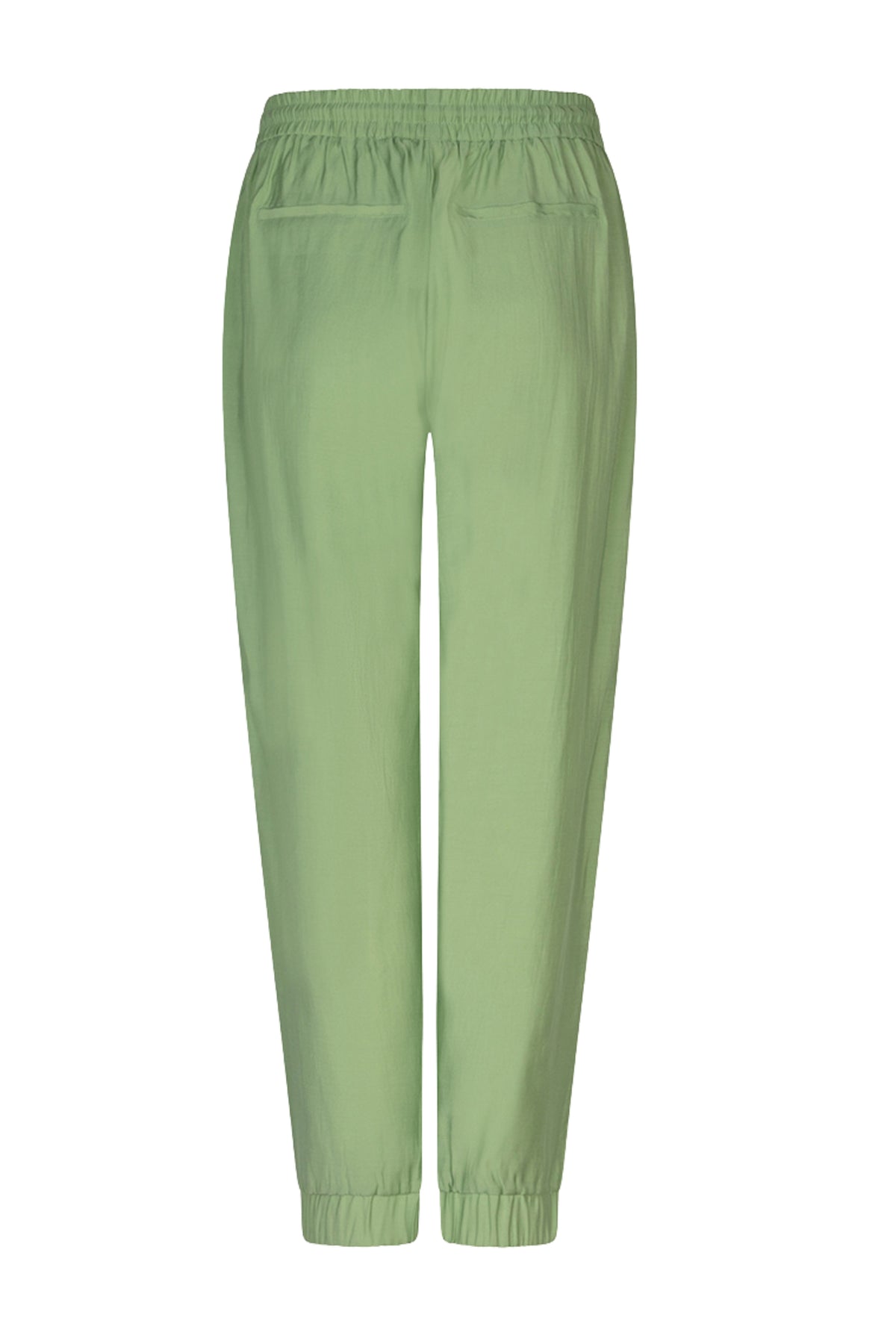 Crinkle modal broek in jungle groen van EsQualo, comfortabel en stijlvol, getoond op een model.
