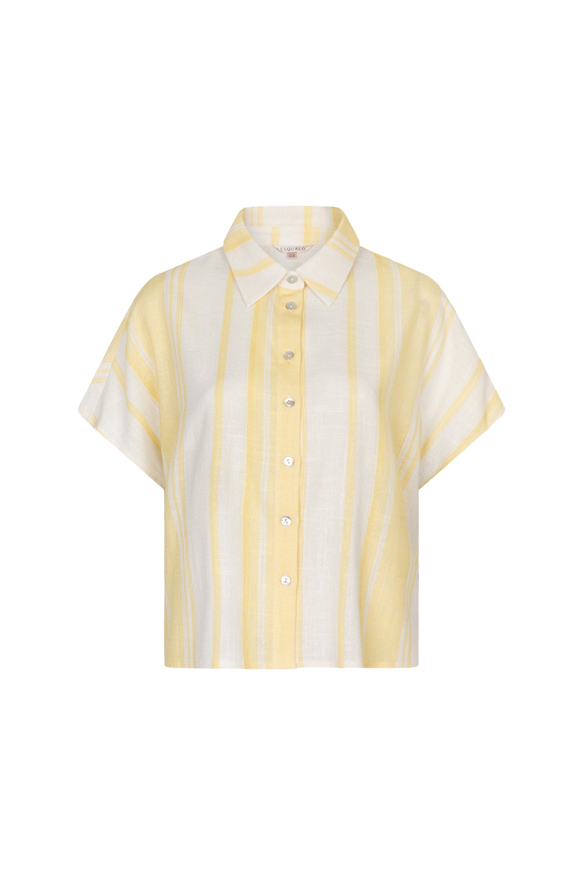 Lichte offwhite linnen blouse met korte mouwen en blauwe strepen, van EsQualo, op een model gedragen.