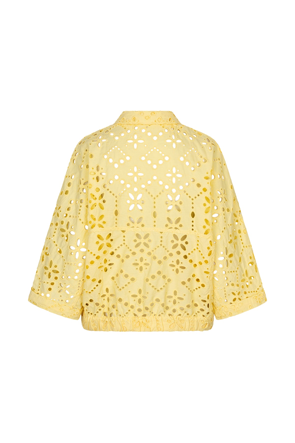 Lichtgele Broderie Anglaise jas van EsQualo met mooie details en knoopsluiting, gedragen door een model.