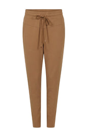 Zoso Amber zomer reisbroek in camel kleur, comfortabele pasvorm en stijlvoller ontwerp, zichtbaar in de afbeelding.