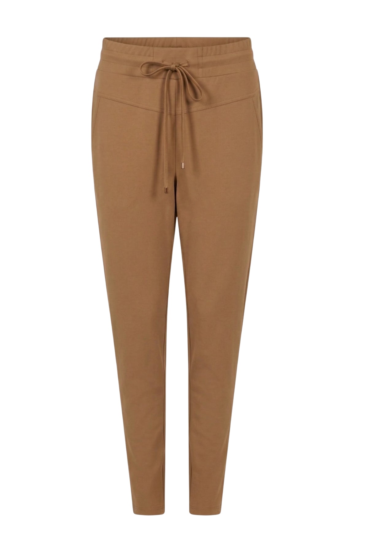 Zoso Amber zomer reisbroek in camel kleur, comfortabele pasvorm en stijlvoller ontwerp, zichtbaar in de afbeelding.