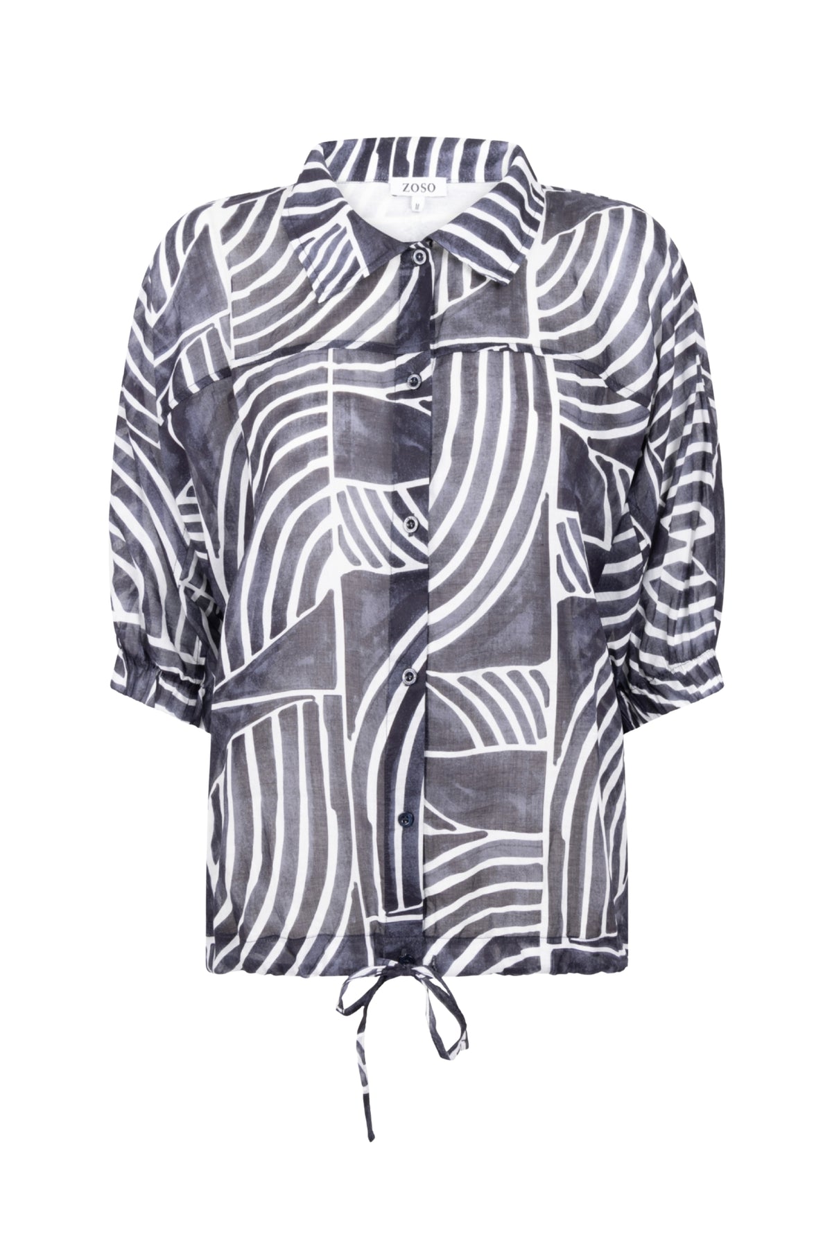 Zoso Blouse Coline Navy 262, stijlvolle donkerblauwe blouse met elegante pasvorm, getoond op een model.