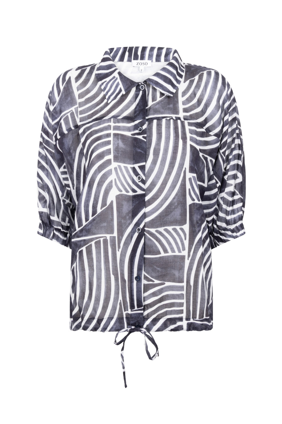 Zoso Blouse Coline Navy 262, stijlvolle donkerblauwe blouse met elegante pasvorm, getoond op een model.