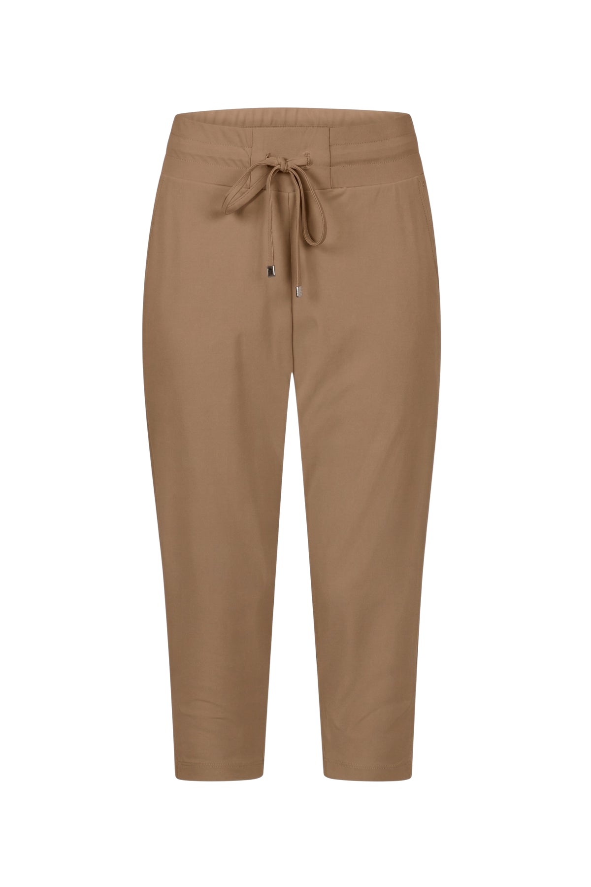Zoso Linda zomercapri broek in camel kleur met elastische taille en knoopdetails, geschikt voor comfortabel reizen en casual wear.