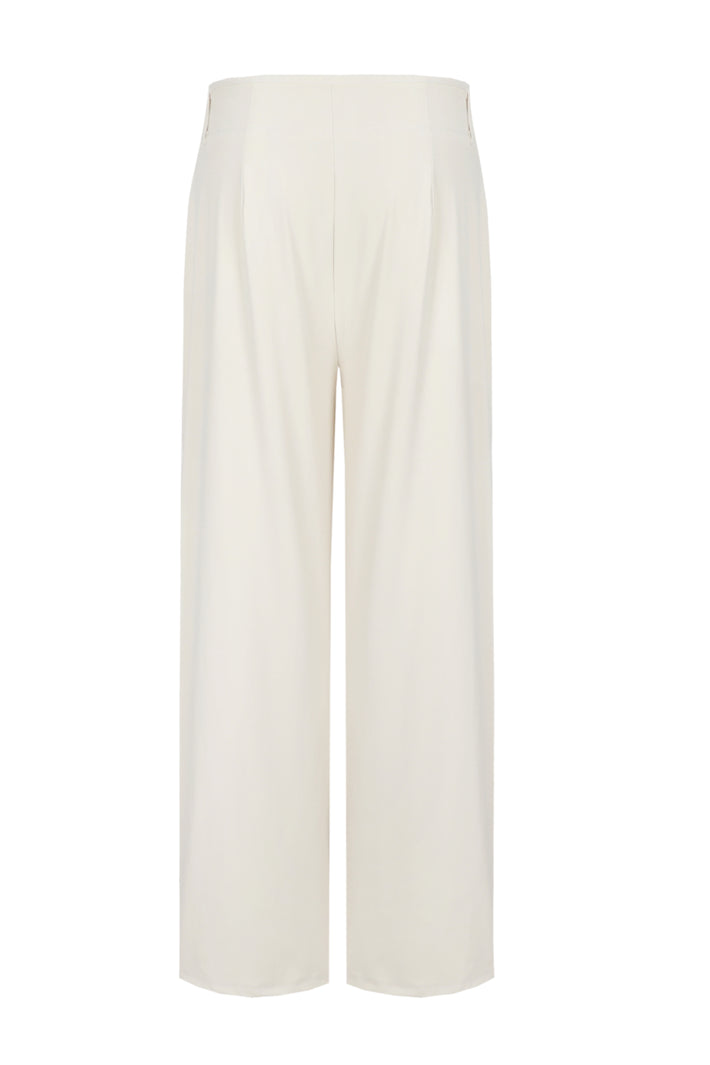 G-maxx Carita Sand broek met rechte snit en elastische taille, gedragen door een model, in een neutrale kleur.