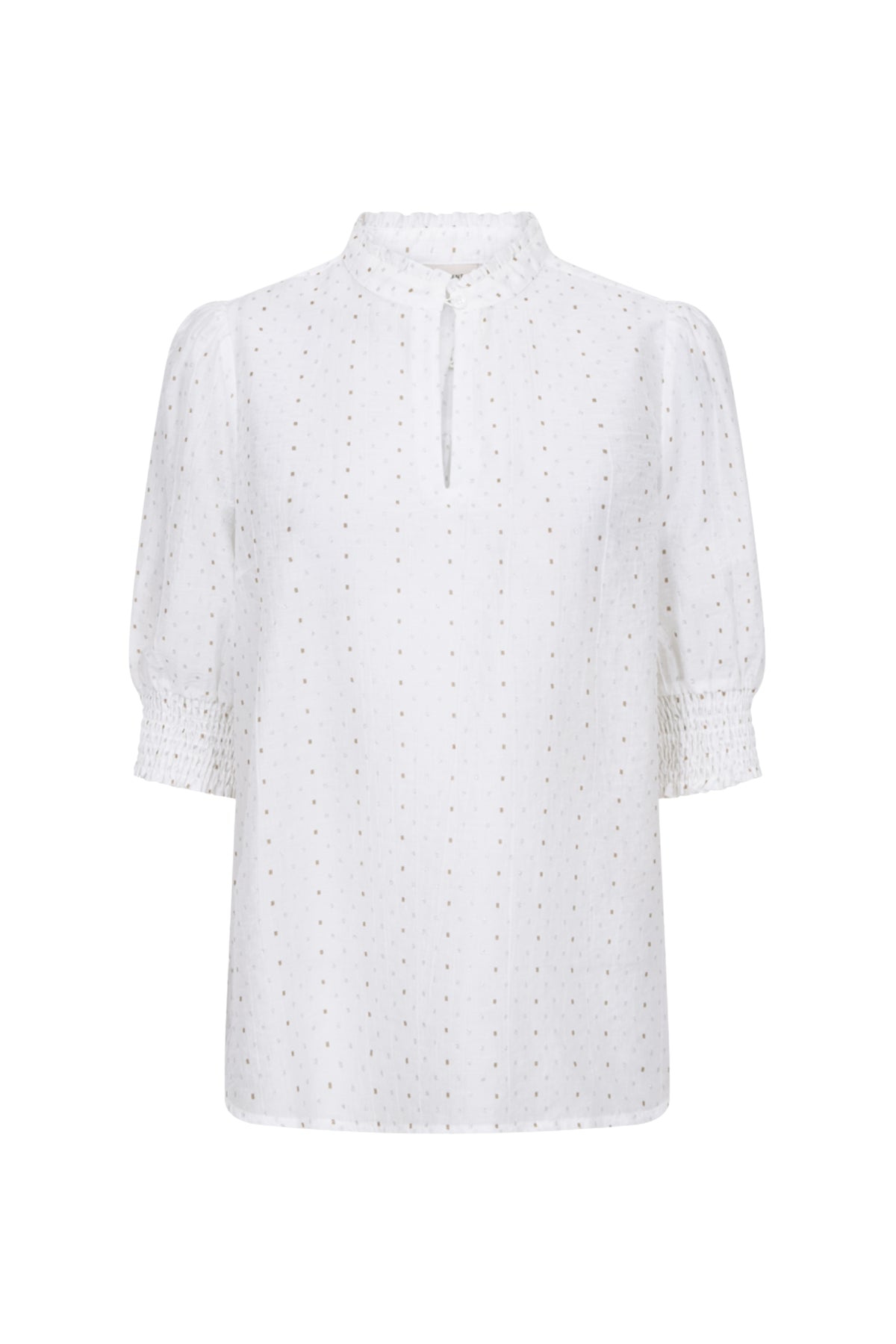 Witte blouse van Freequent met zilveren details, model Fqlory Brilliant White Silver 208002, getoond op een model.
