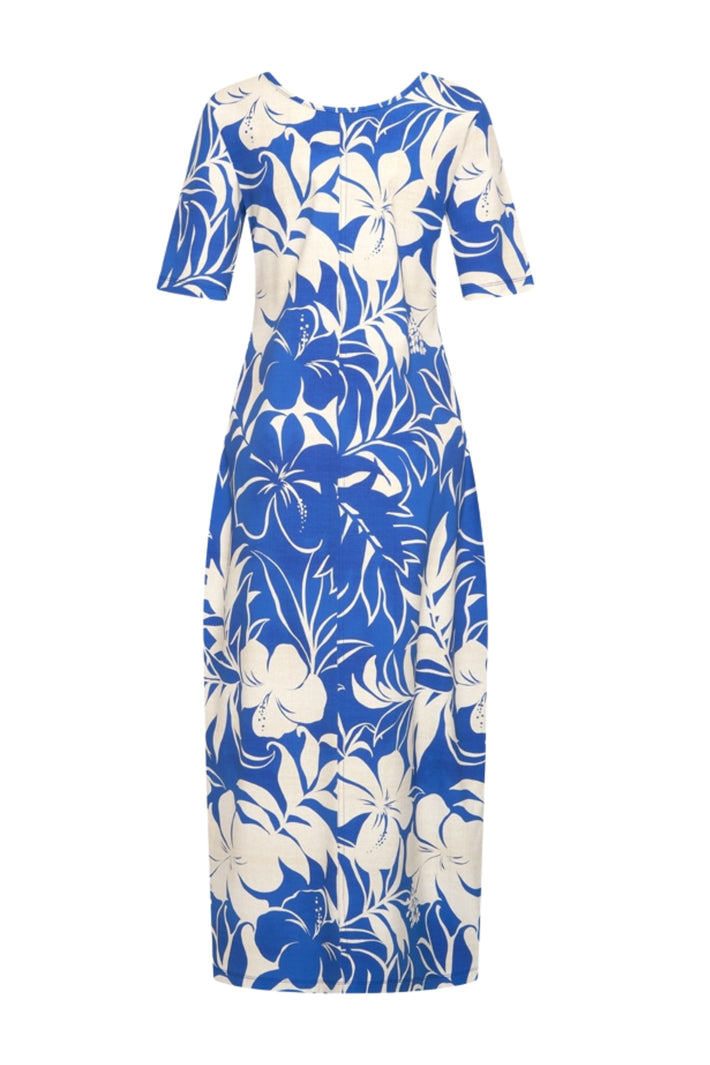 Tropical Hibiscus print travel jurk van Mi Piace in nautic blue, met kleurrijke bloemen en comfortabele pasvorm.