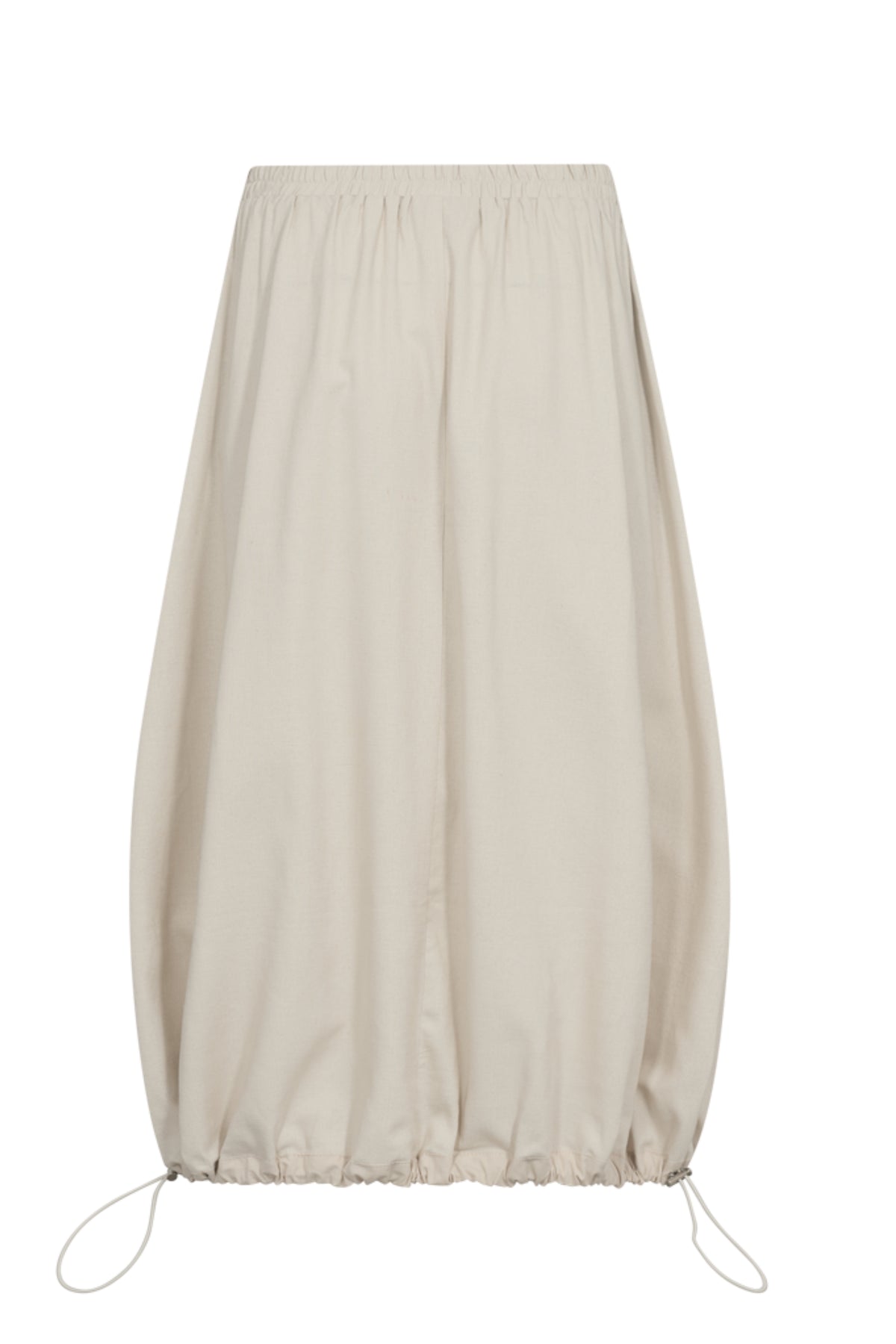 Lichte Fqlaney Moonbeam rok van Freequent met een vloeiende neklijn en elegante uitstraling, gedragen door een model.