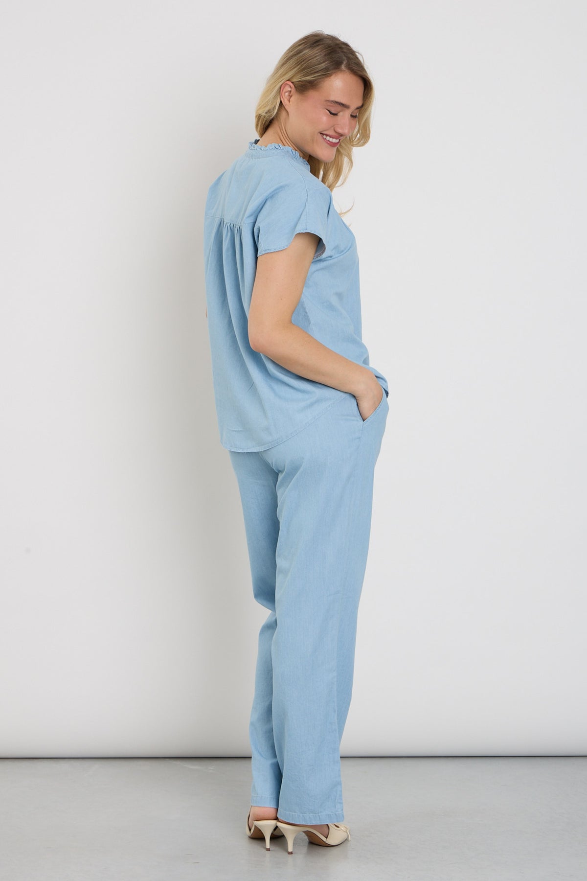 Lichte blauwe broek van Elvira Casuals, model Rosan, met comfortabele pasvorm en stijlvolle uitstraling.