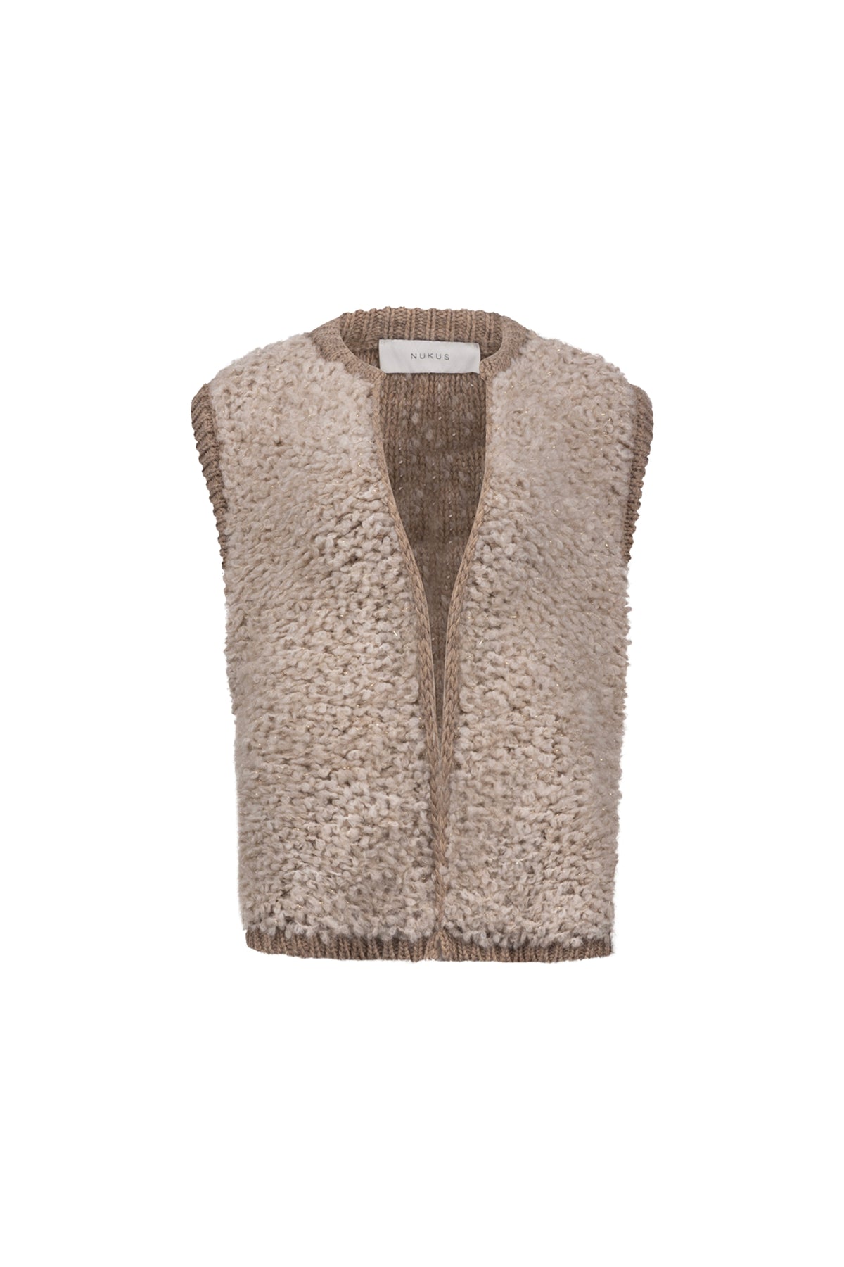 Taupe wollen gilet van Nukus, model Monique, met zachte uitstraling, gedragen op een neutrale achtergrond.