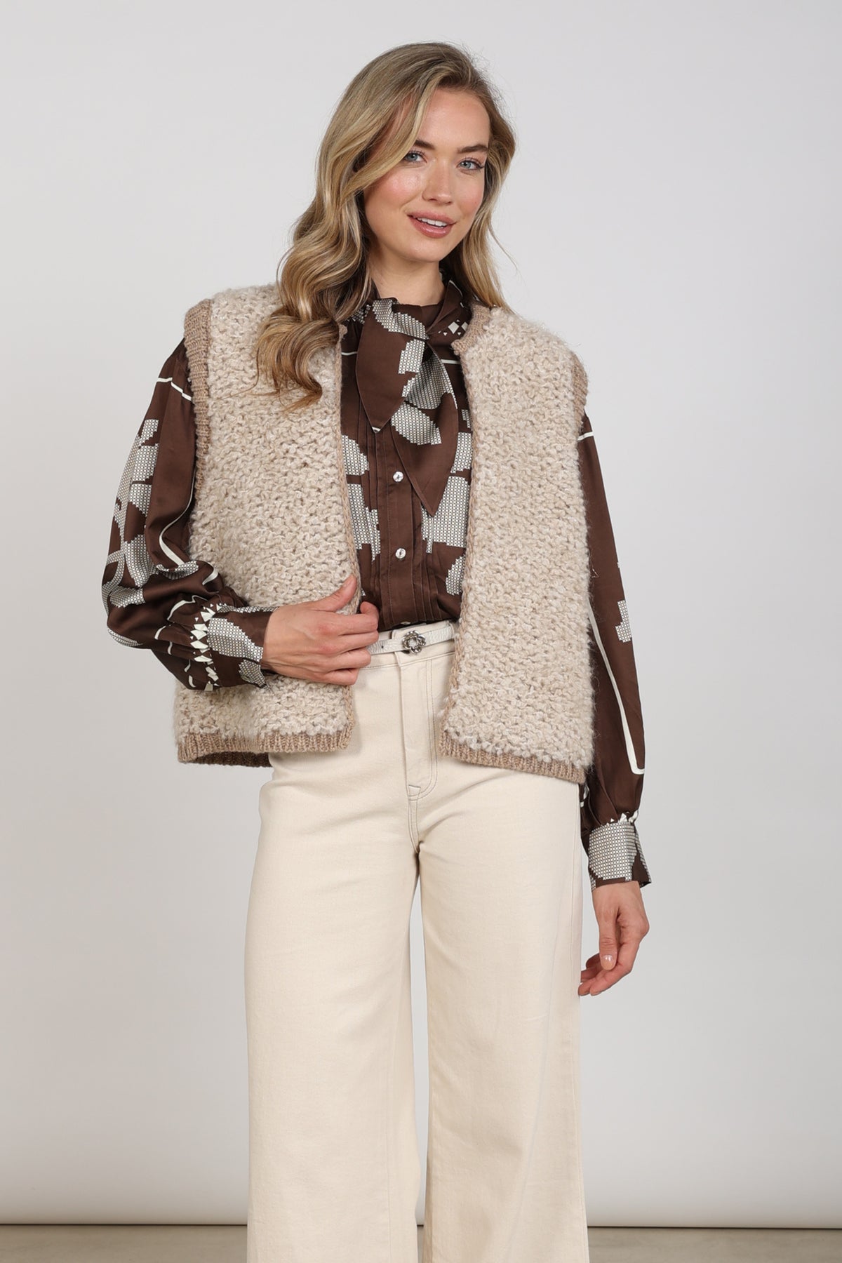 Taupe Nukus gilet Lana Sand NKF08031 met zachte wolmix en comfortabele pasvorm, gedragen door een model.