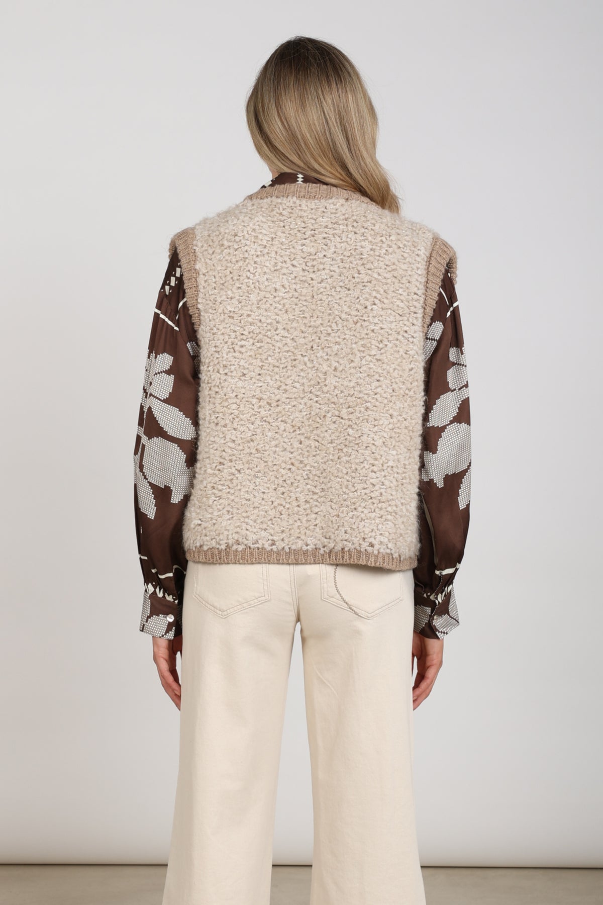 Lana Sand taupe gilet van Nukus, recht ontwerp met knopen en warm gebreide textuur, geschikt voor casual en stijlvolle outfits.