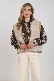 Taupe Nukus gilet Lana Sand NKF08031 met open voorkant en zachte textuur, gedragen door een persoon.