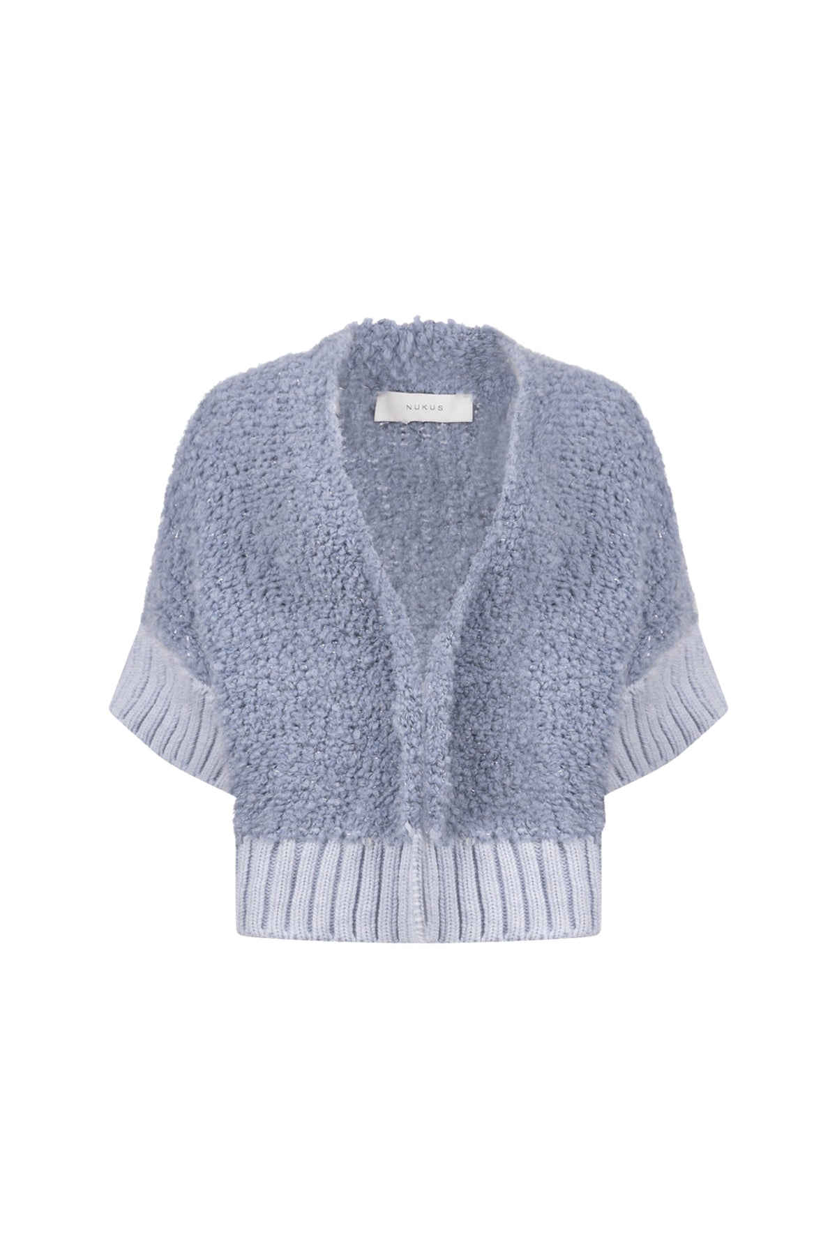 Nukus Bell Sky vest in lichtblauw met ritssluiting en capuchon, gedragen door model op witte achtergrond