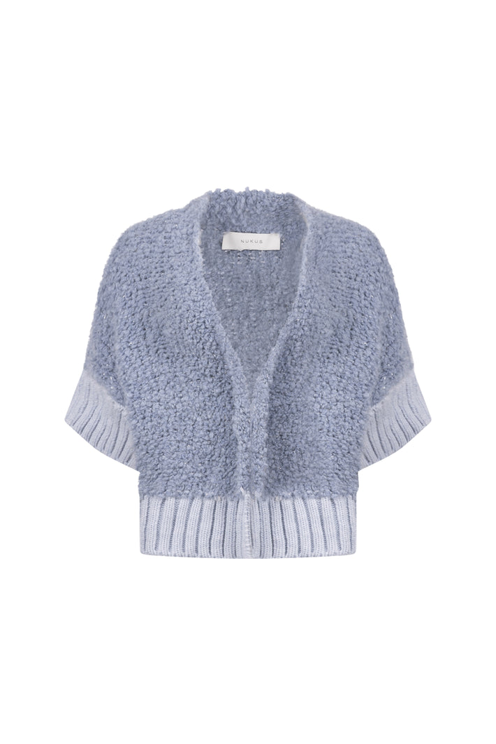 Nukus Bell Sky vest in lichtblauw met ritssluiting en capuchon, gedragen door model op witte achtergrond