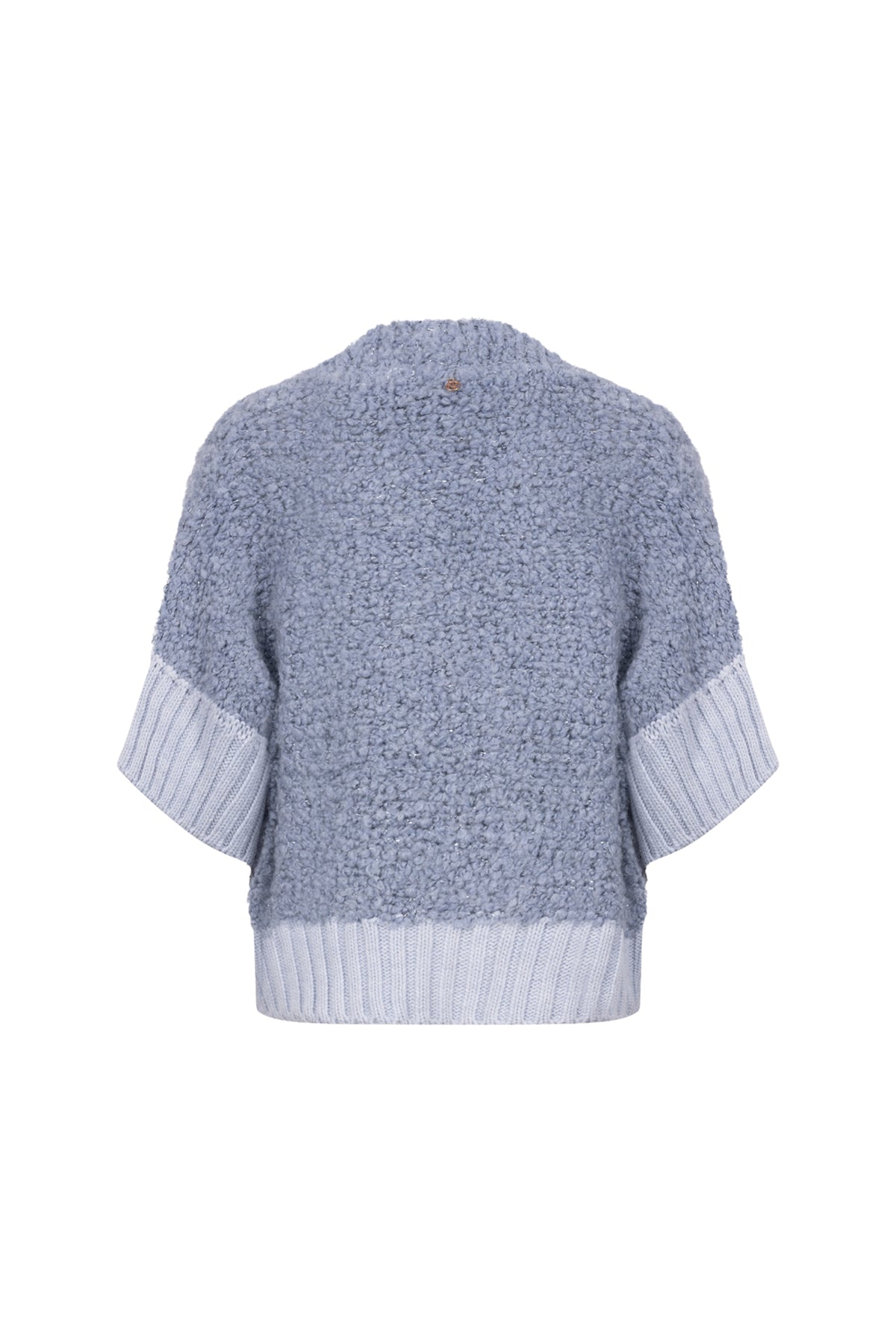 Nukus Bell Sky vest in lichtblauwe kleur, zachte stof en comfortabele pasvorm, gedragen door een model.