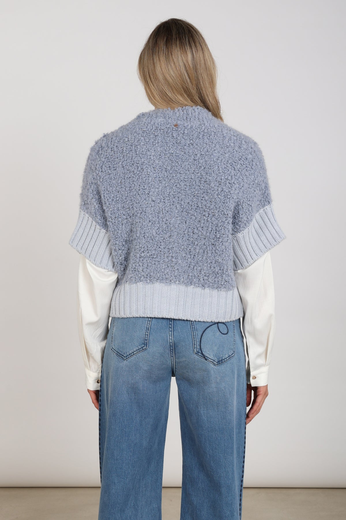 Nukus Bell Sky vest in blauw, modieus en comfortabel, met een stijlvolle pasvorm en zachte stof.