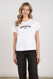 Offwhite chocolade Nukus T-shirt Senna NKF04020 met korte mouwen en ronde hals, gedragen door een model.