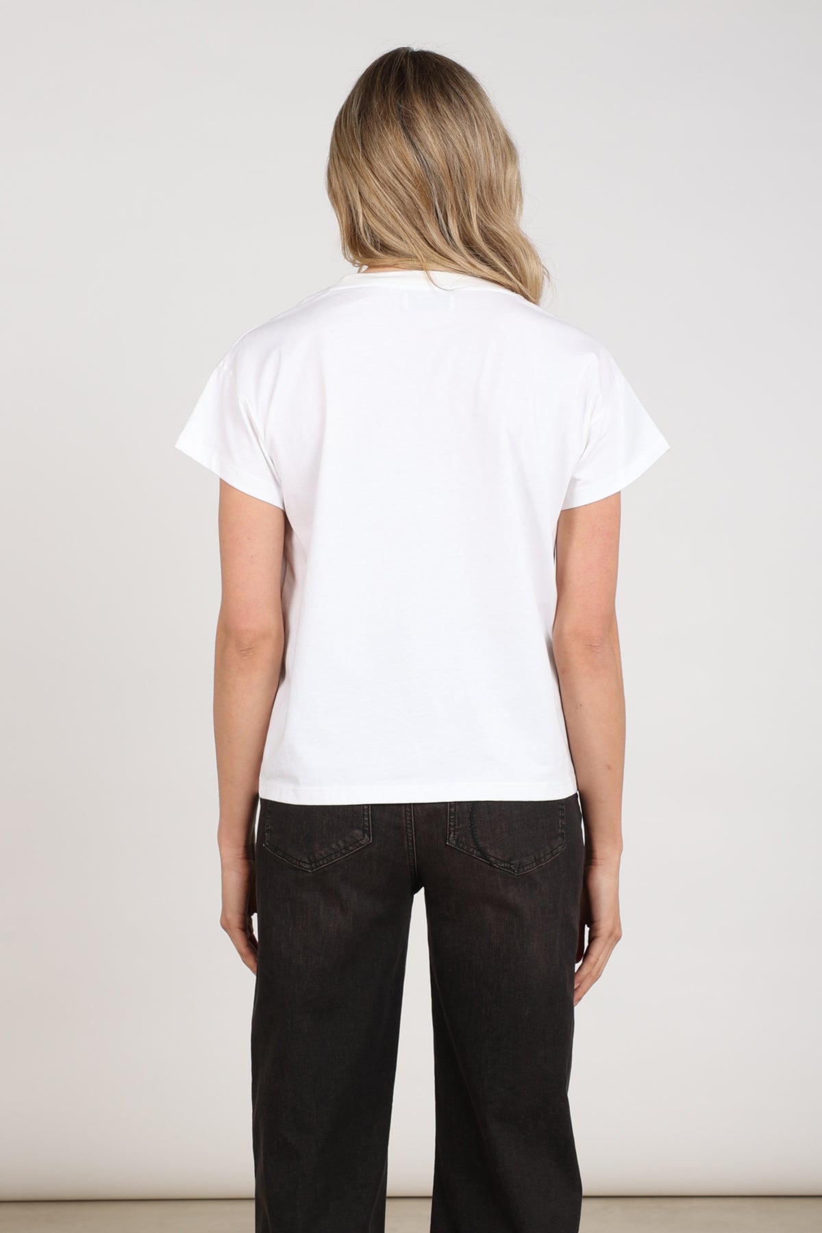 Offwhite chocolade T-shirt van Nukus met Senna print, casual katoen, korte mouwen en comfortabele pasvorm.