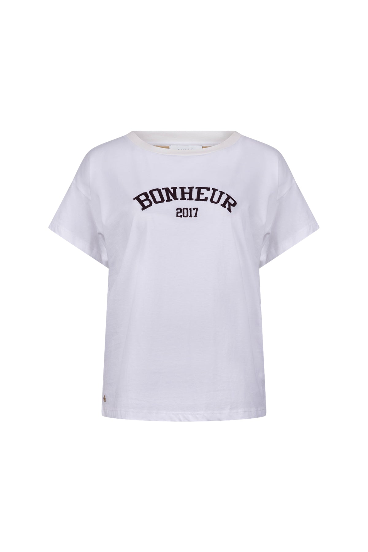 Nukus Senna Offwhite Chocolate T-shirt, casual fit, katoen, met eenvoudig ontwerp, gedragen door een model.