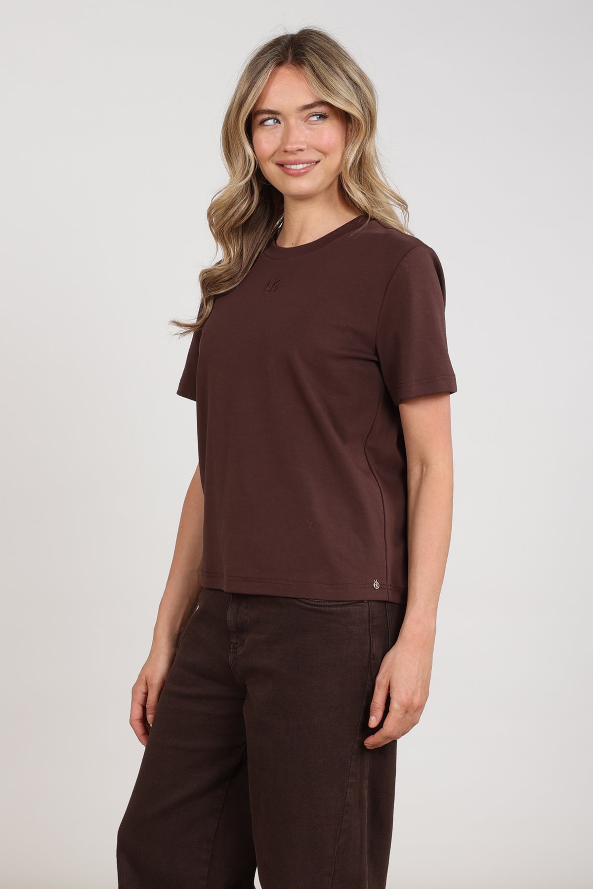 Nukus Luna Chocolate T-shirt met ronde hals en korte mouwen, donkerbruine kleur, casual stijl, gedragen door een model.