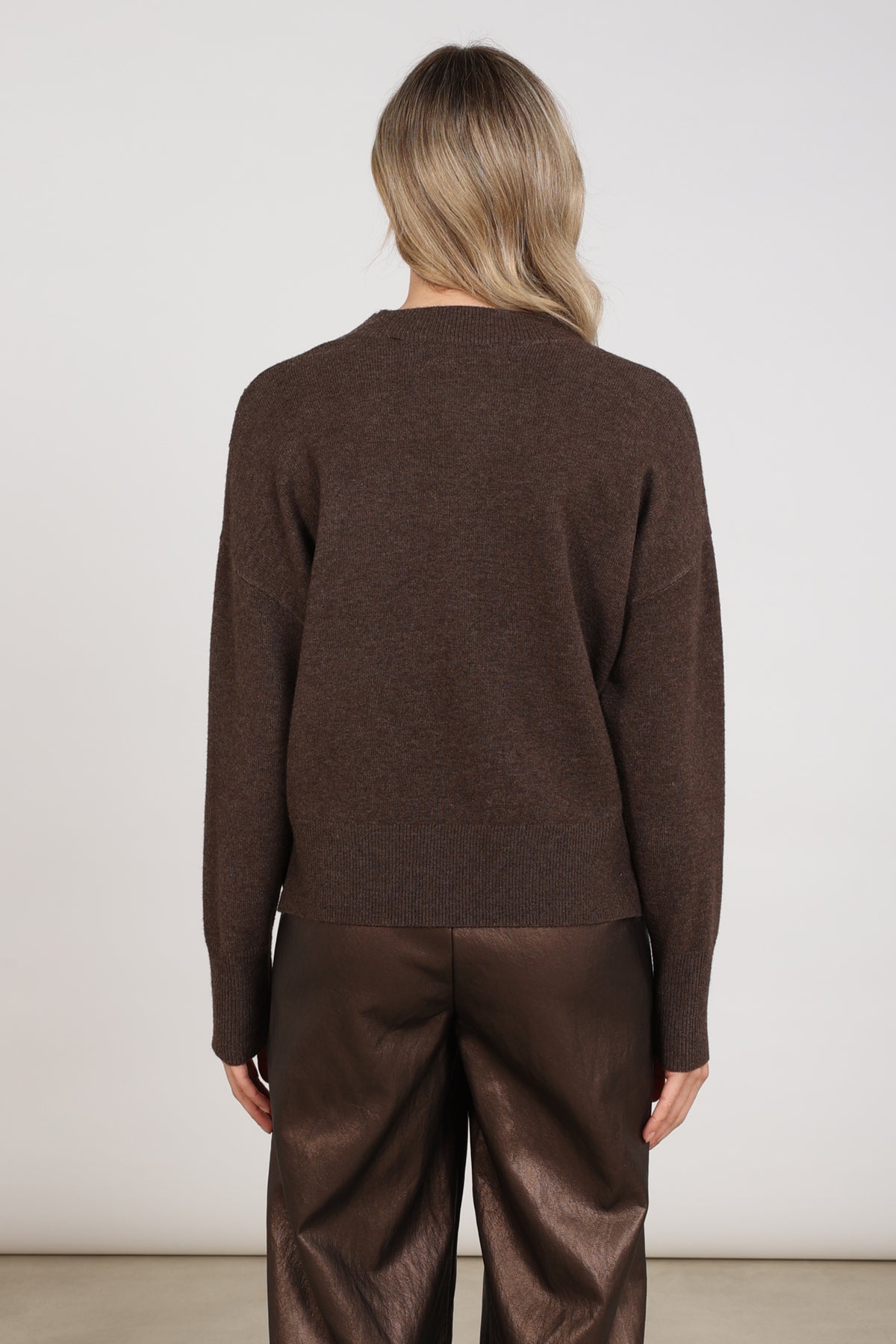 Donkere chocolade kleur Trui Meike van Nukus, zachte en comfortabele katoenen stof, gedragen door een model.