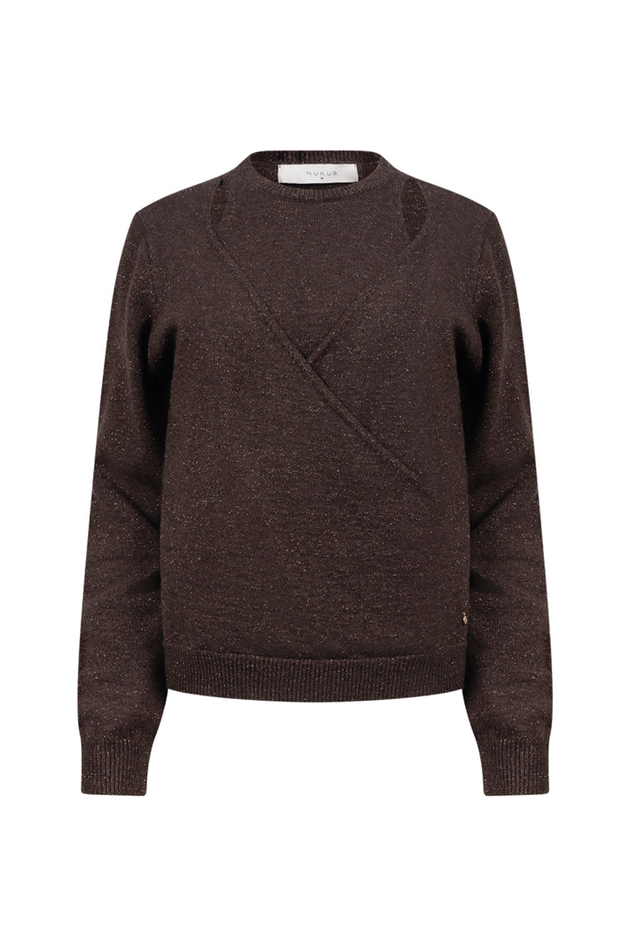 Luxe chocoladebruine lurex trui Merel van Nukus, zachte stof en elegante uitstraling, gedragen door een model.