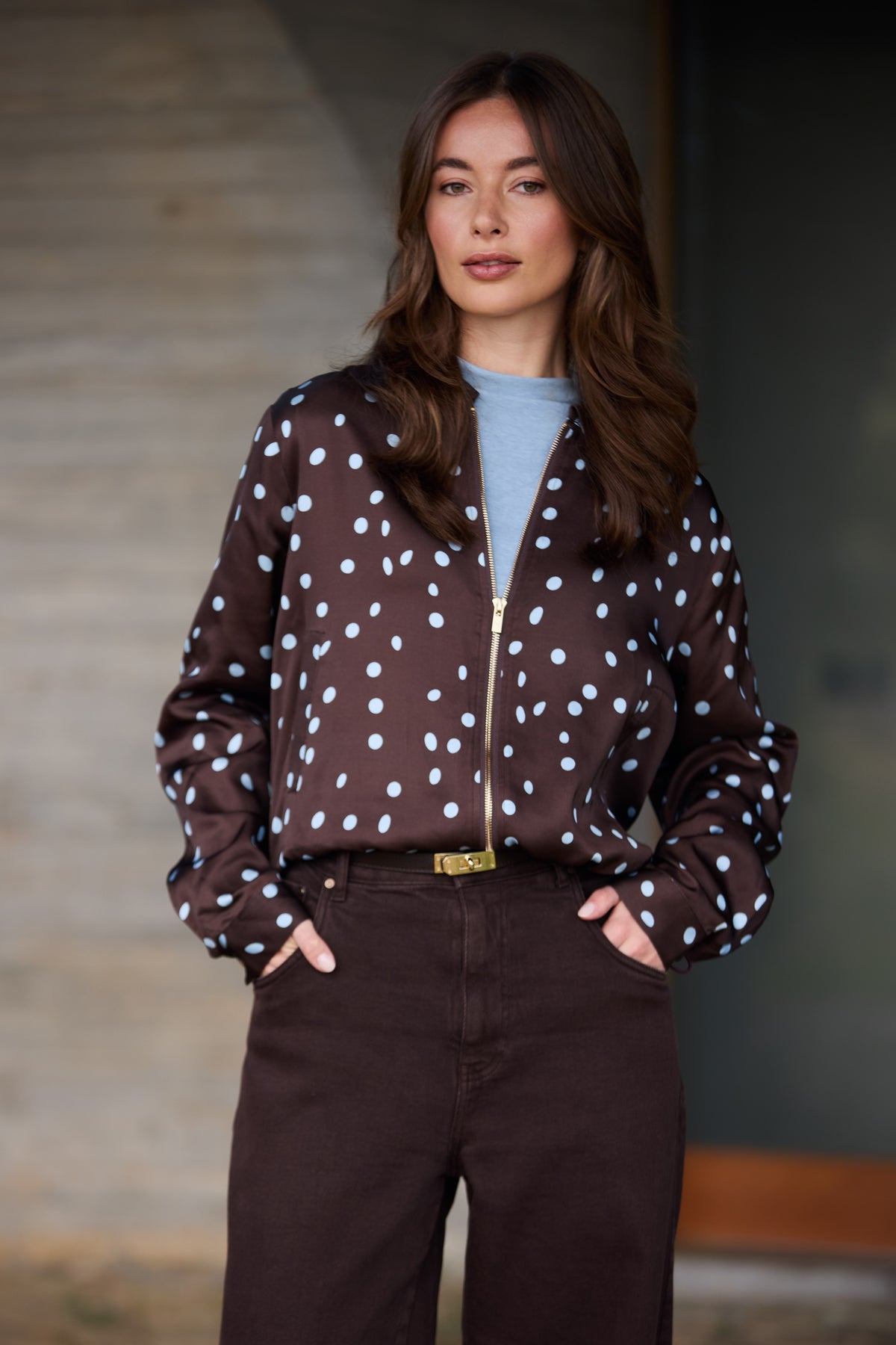 Donkere chocolade Nukus Petra jeans met rechte snit en 5 zakken, zichtbaar op de afbeelding.