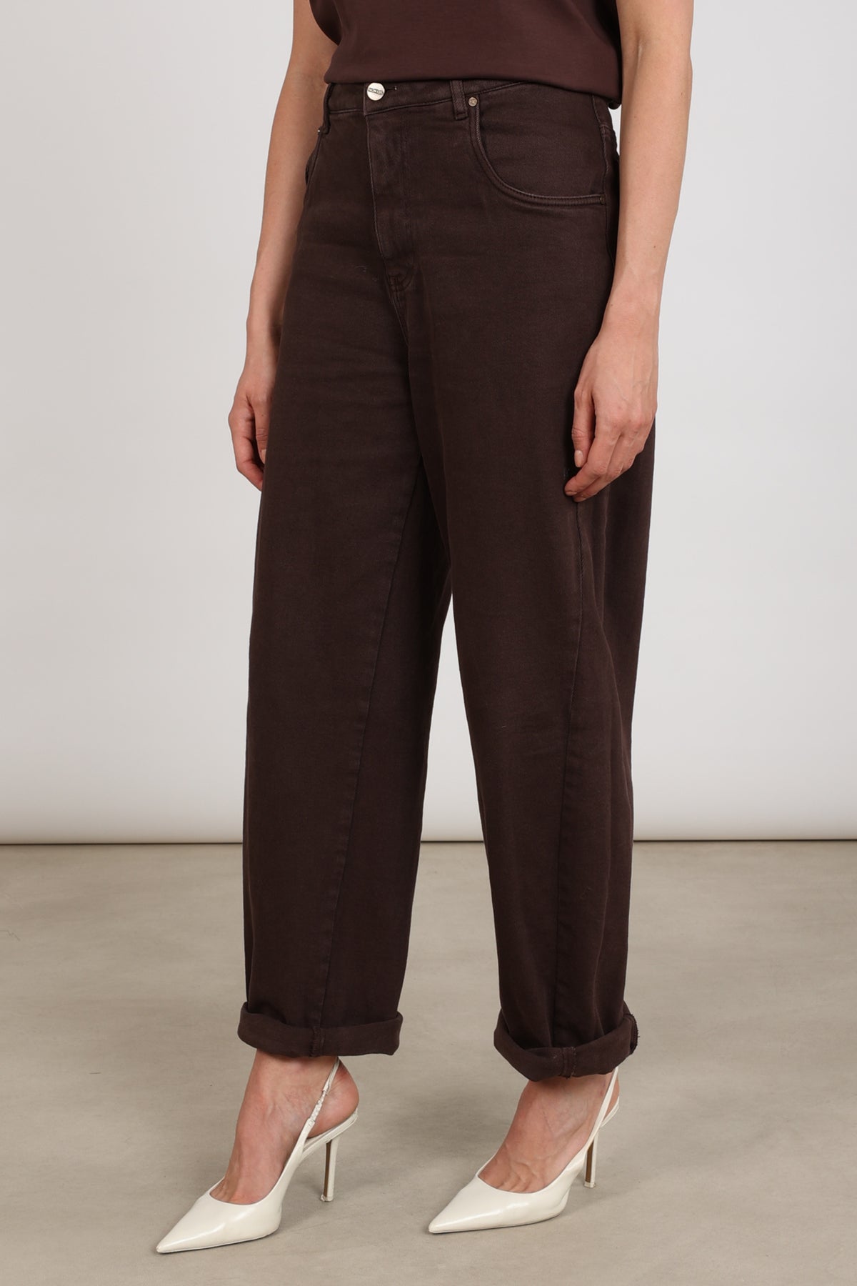Donkere bruine jeans Petra van Nukus met rechte snit en vijf zakken, gedragen door een model.