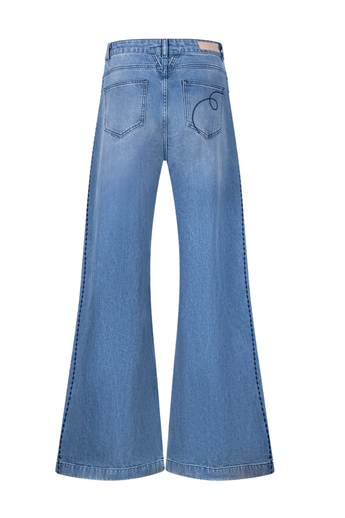 Nukus Stevi blauwe denim jeans met borduursel, casual fit en stijlvolle details, gedragen door een model.
