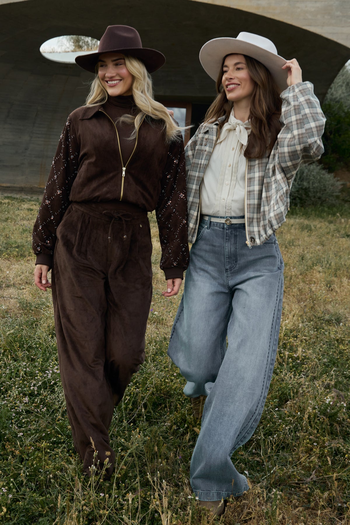 Nukus jeans Stevi met blauwe denim stof en borduursel, casual pasvorm, zichtbaar op de afbeelding.