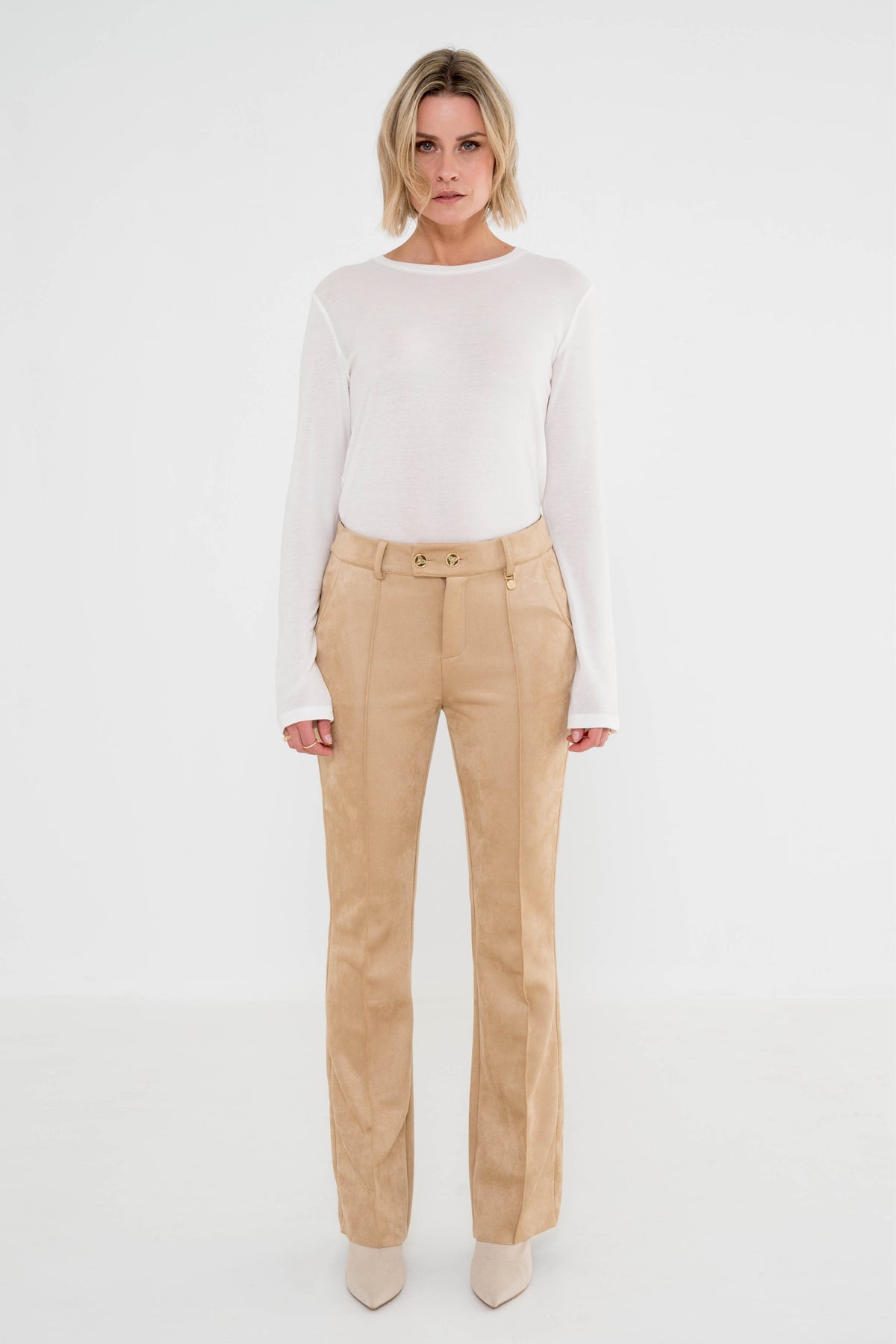 Camelkleurige broek Pia van Maicazz & Zizo, met een losse pasvorm en elastische taille, gedragen door een model.