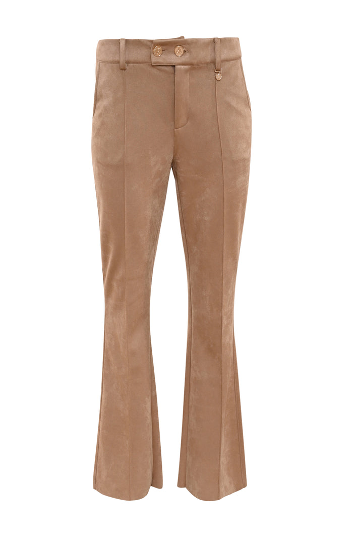 Lichte camelkleurige broek Pia van Maicazz & Zizo, getoond op mannequin met een casual uitstraling.