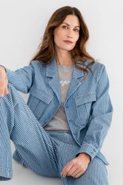 Blauwe gestreepte jas Vera van Maicazz & Zizo, casual en stijlvolle buitenjas voor dames, zichtbaar op de afbeelding.