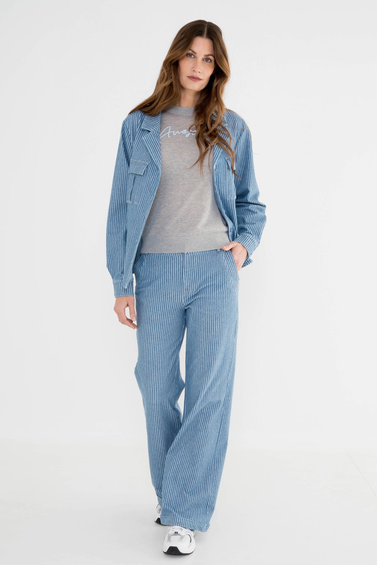 Blauwe gestreepte jas Vera van Maicazz & Zizo, getoond op model, met ritssluiting en stijlvolle details op de afbeelding.