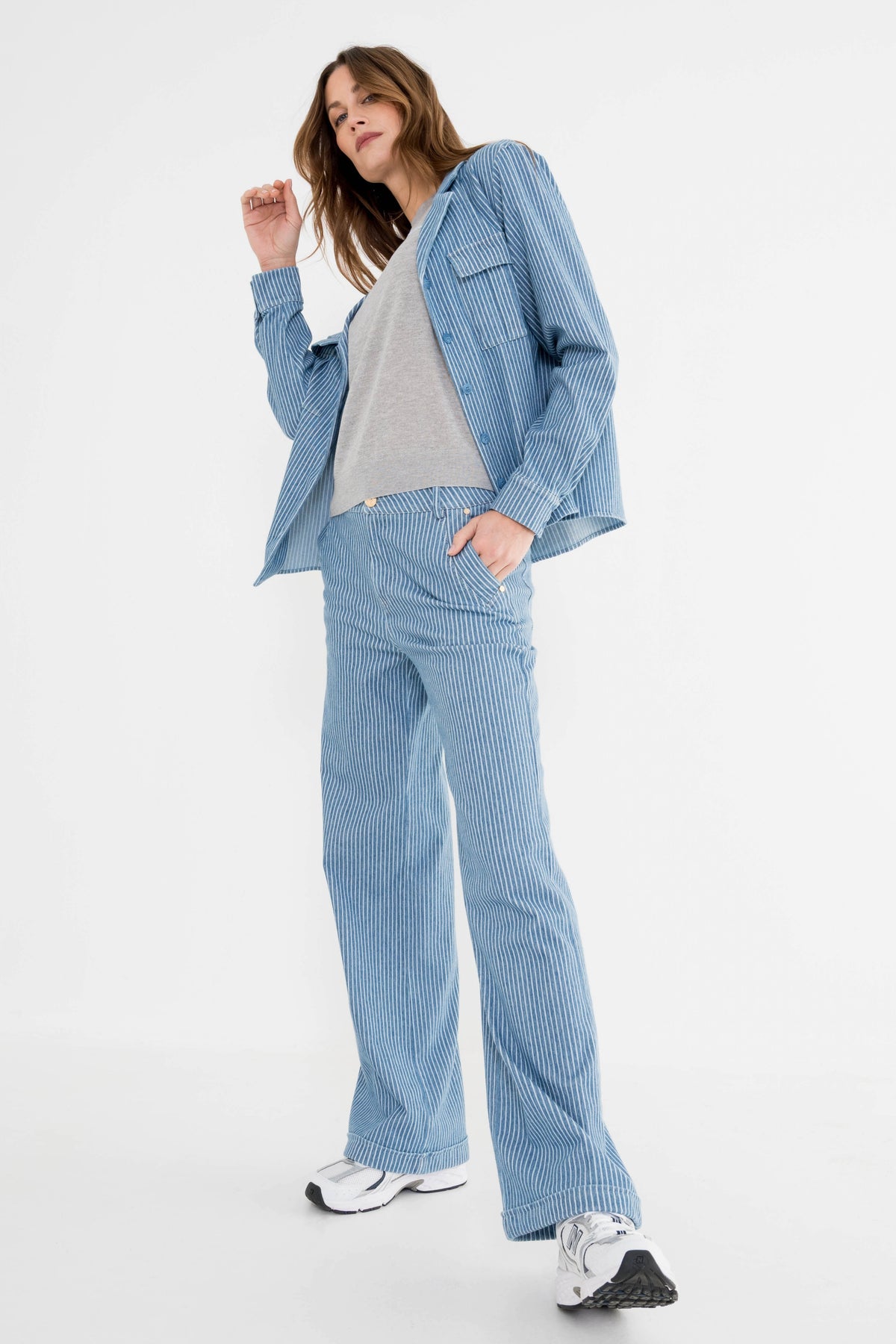 Blauwe Vera Stripe jas van Maicazz & Zizo, getoond op model, met opvallende stripe patronen en stijlvolle pasvorm.