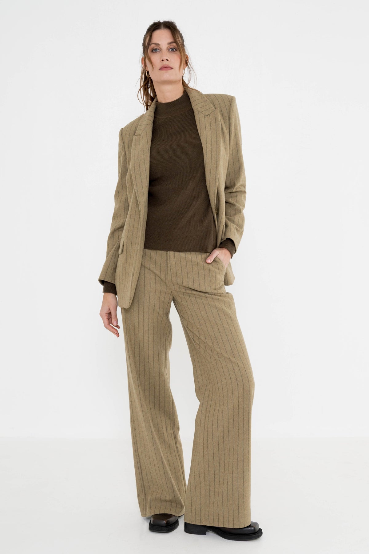 Kaki gestreepte blazer Rora van Maicazz & Zizo, modieus en passend voor zakelijke en casual gelegenheden.
