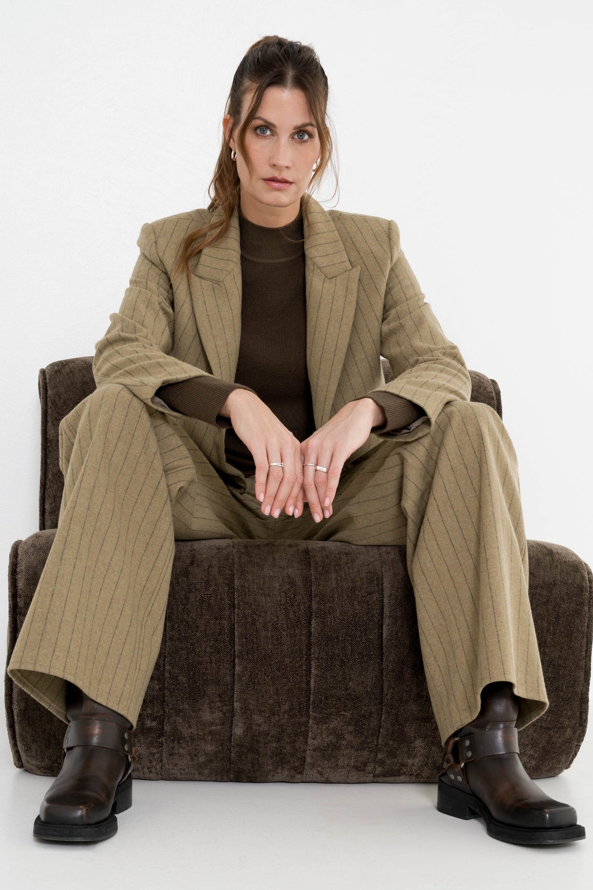Khaki gestreepte blazer Rora van Maicazz & Zizo, getailleerd model met knopen en revers, gedragen door een model.
