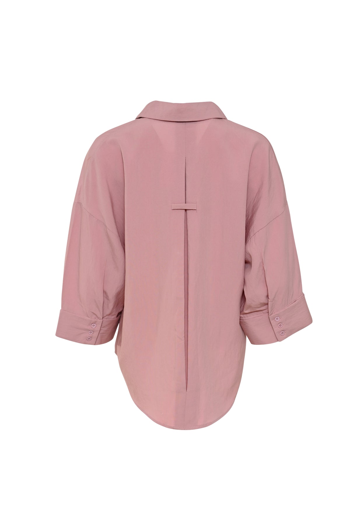Lichte roze blouse Vieve van Maicazz & Zizo, met zachte stof en elegante pasvorm, gedragen door een model.