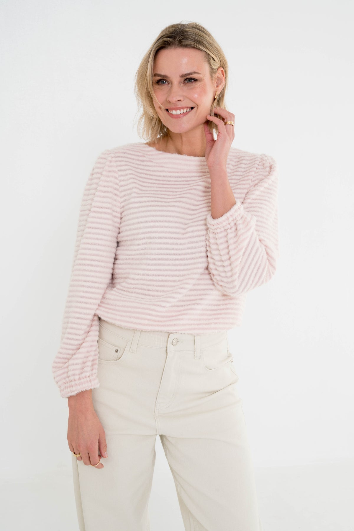 Roze gestreepte trui van Maicazz & Zizo, comfortabel en stijlvol, gedragen door een model.