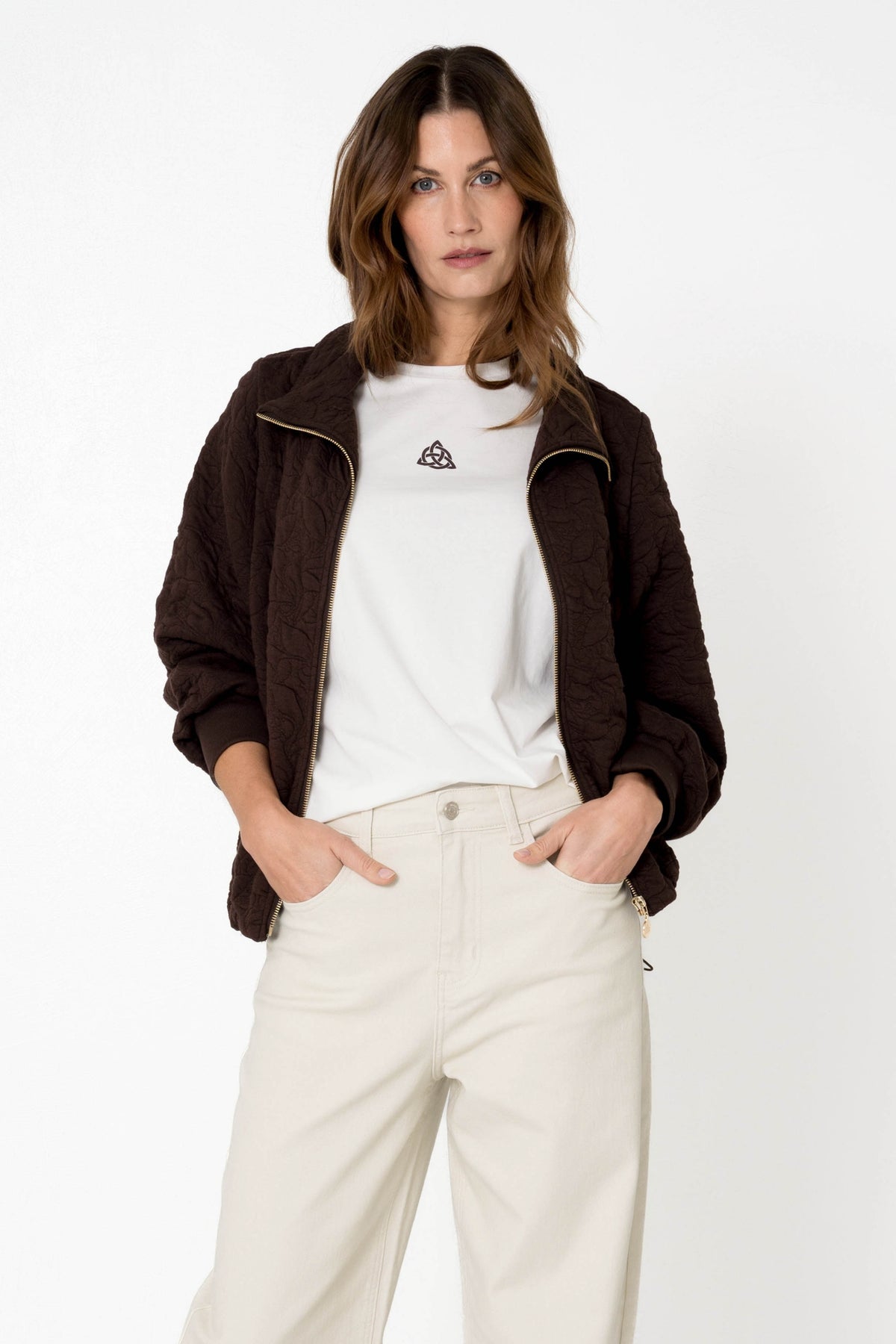 Wit T-shirt Nana van Maicazz & Zizo met offwhite kleur en eenvoudige stijl, gedragen door een model.